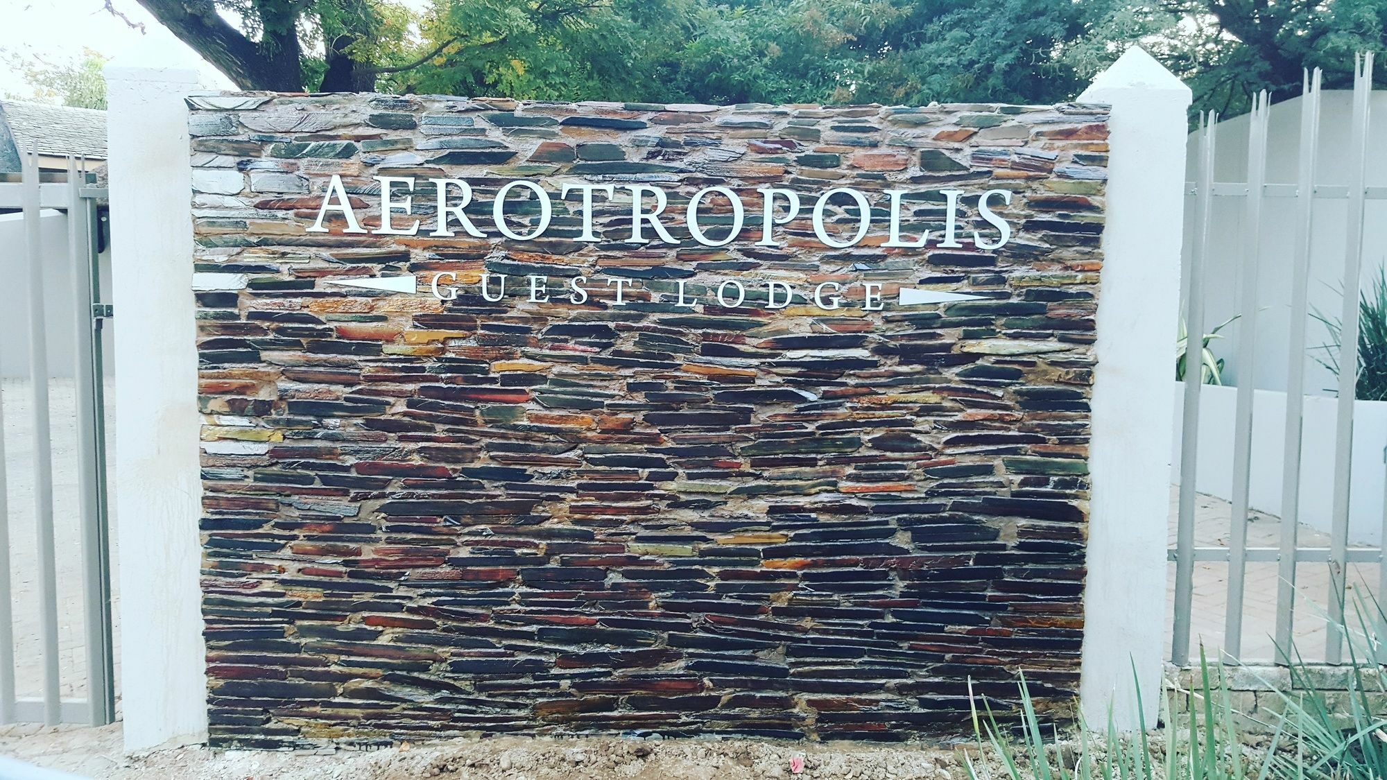 Aerotropolis Guest Lodge ケンプトンパーク エクステリア 写真